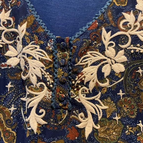 Embroidered top - Picture 2 of 5